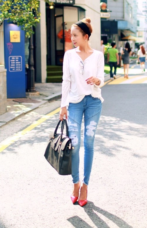 Cô gái mùa hè cần một chiếc jeans rách