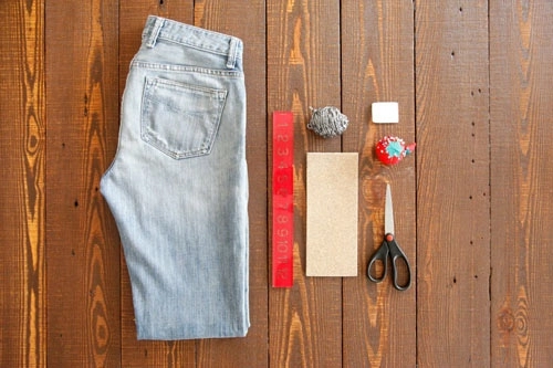 Cô gái mùa hè cần một chiếc jeans rách