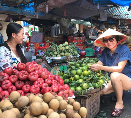 Con gái elly trần sành điệu như thiếu nữ ở sân bay