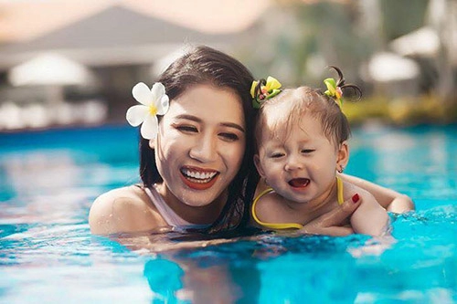 Con gái trang trần mặt đẹp hệt bố chân dài như mẹ