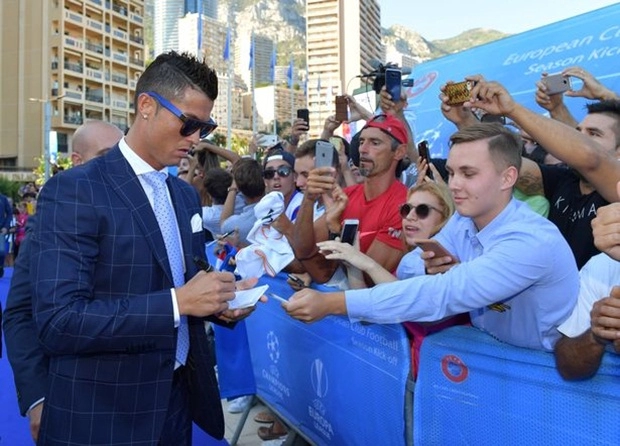 Cr7 đào hoa vì ăn vận lịch lãm thế này đây