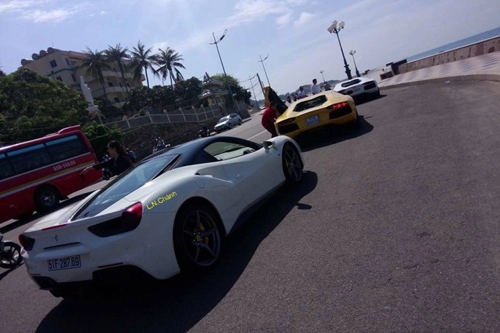 Cường đô la cầm lái ferrari 488gtb cùng bộ đôi lamboghini aventador dạo phố