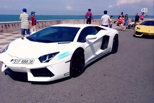 Cường đô la cầm lái ferrari 488gtb cùng bộ đôi lamboghini aventador dạo phố