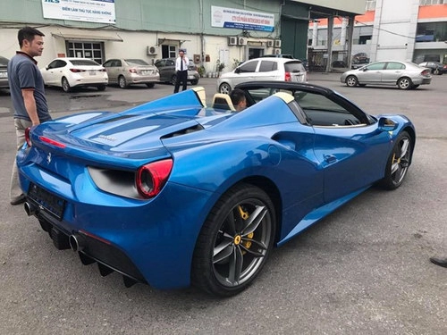 Dân chơi hà nội mạnh tay đưa ferrari 488 spider về việt nam