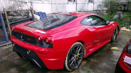 Dàn siêu xe ferrari phủ bụi ở việt nam