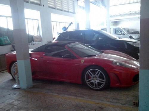 Dàn siêu xe ferrari phủ bụi ở việt nam