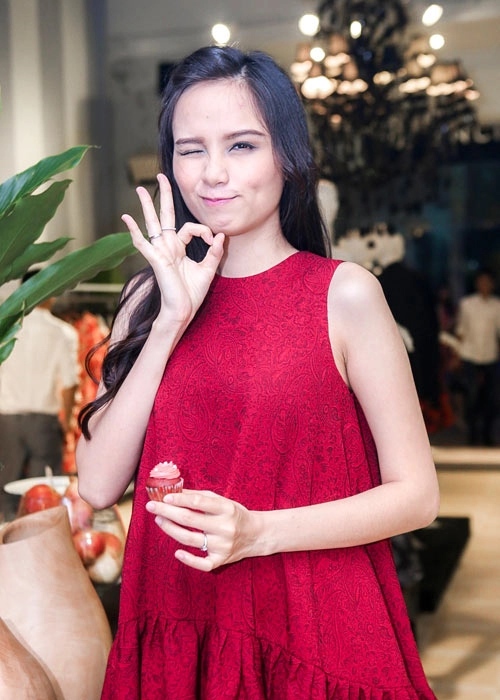 Diễm hương làm mặt xấu bên chồng sắp cưới
