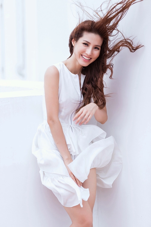 Diễm my 9x lúng túng vì gió nghịch