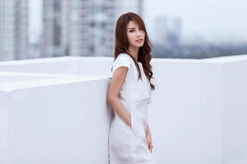 Diễm my 9x lúng túng vì gió nghịch