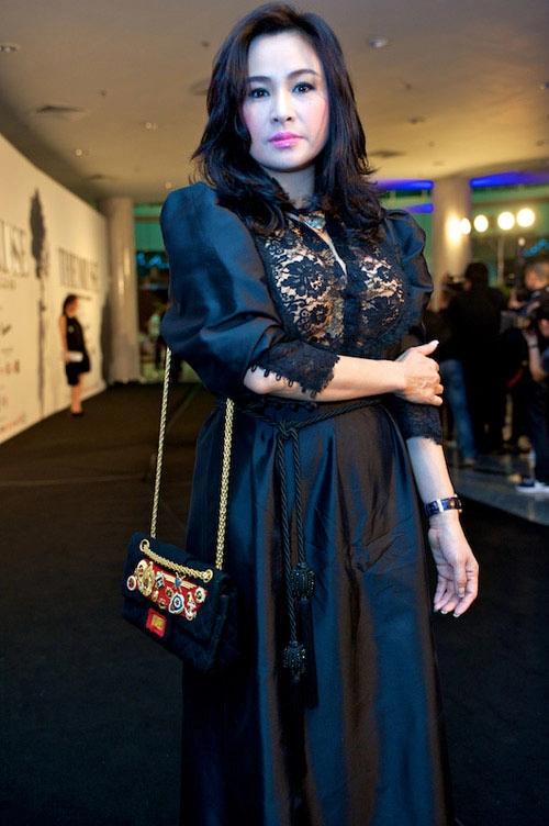 Diva thanh lam yêu thích áo xuyên thấu