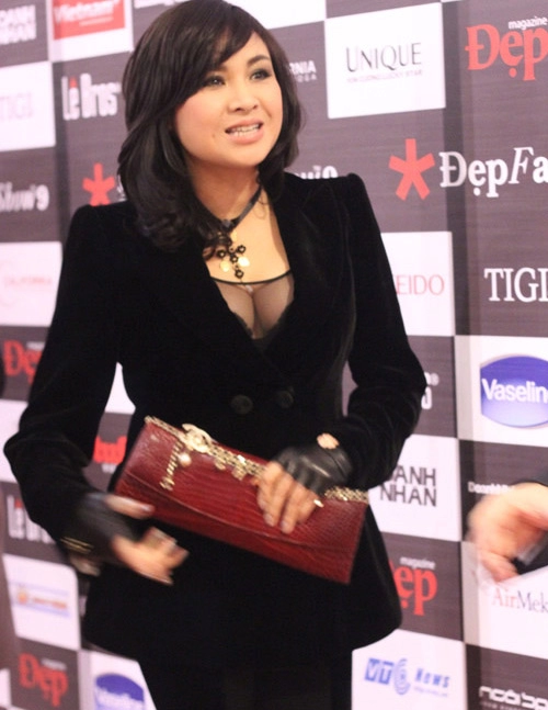Diva thanh lam yêu thích áo xuyên thấu