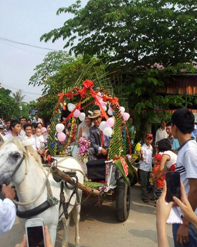 Đón dâu bằng siêu xe chỉ sang thôi còn muốn độc phải thế này mới chất