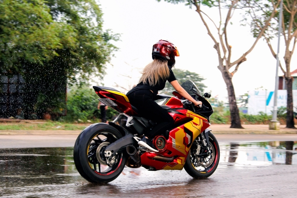 Ducati 959 panigale phiên bản iron man của nữ biker 9x sài thành