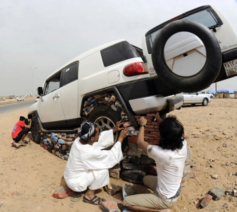  dựng bệ đá cho ôtô ở saudi arabia 