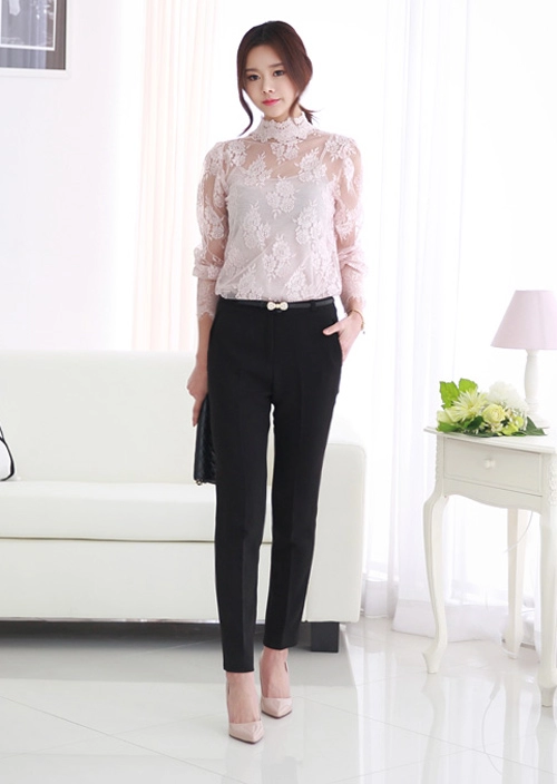 Duyên dáng cùng quần vải nơi công sở