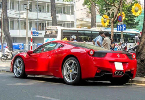 Ferrari 15 tỷ của thiếu gia sài thành xuống phố