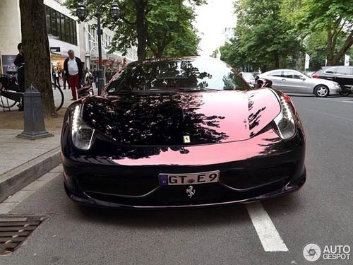 Ferrari 458 italia màu độc xuống phố