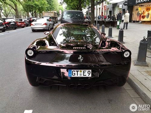 Ferrari 458 italia màu độc xuống phố