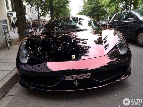 Ferrari 458 italia màu độc xuống phố