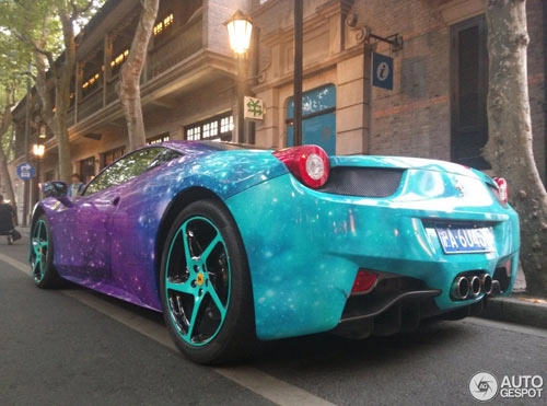 Ferrari 458 italia phủ màu độc tựa giải ngân hà