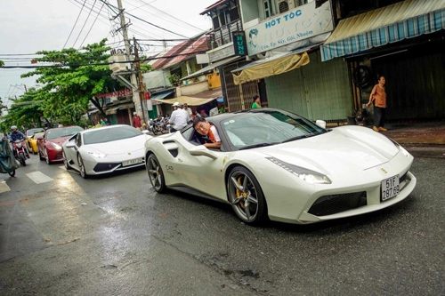 Ferrari 488 gtb của cường đô-la dẫn đầu đoàn siêu xe diễu phố