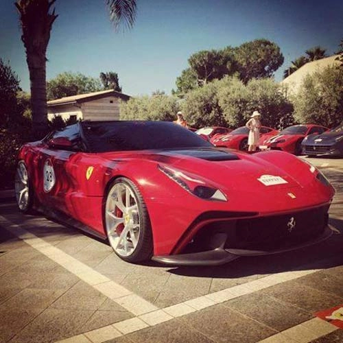 Ferrari f12 trs giá siêu đắt xuất hiện