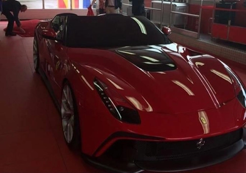 Ferrari f12 trs giá siêu đắt xuất hiện