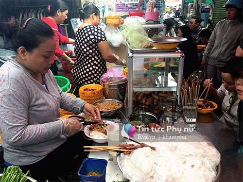 Gánh bún thịt nướng cứ đến trưa lại thơm nức mũi một góc chợ bàn cờ