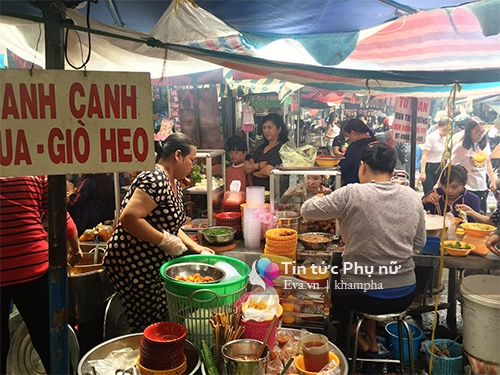 Gánh bún thịt nướng cứ đến trưa lại thơm nức mũi một góc chợ bàn cờ