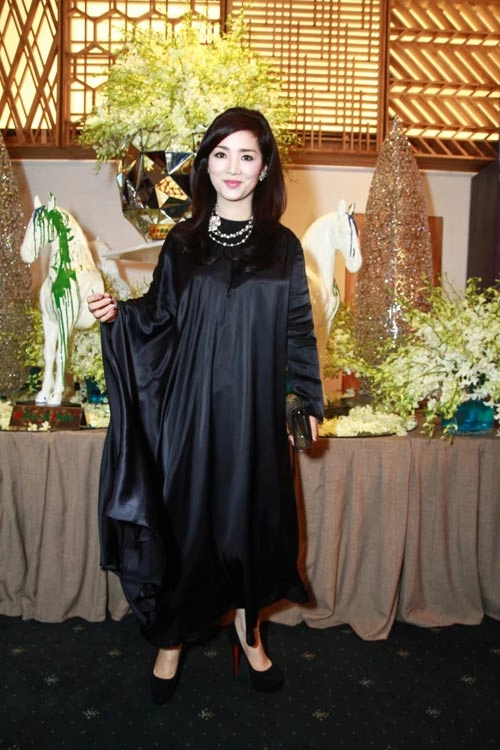 Giáng my giấu kỹ đường cong thanh hằng khoe lưng sexy