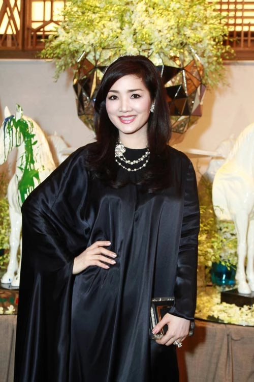 Giáng my giấu kỹ đường cong thanh hằng khoe lưng sexy