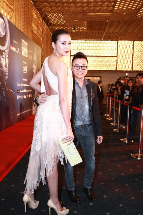 Giáng my giấu kỹ đường cong thanh hằng khoe lưng sexy