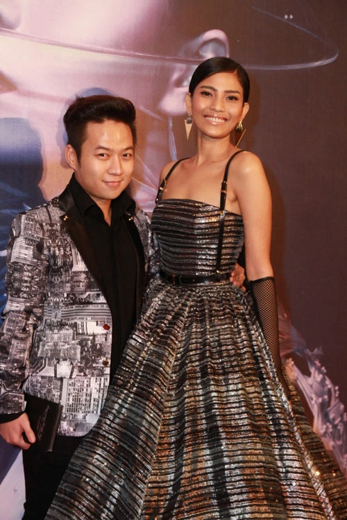 Giáng my giấu kỹ đường cong thanh hằng khoe lưng sexy