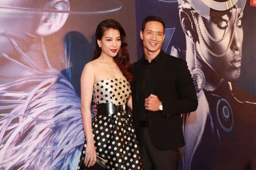 Giáng my giấu kỹ đường cong thanh hằng khoe lưng sexy