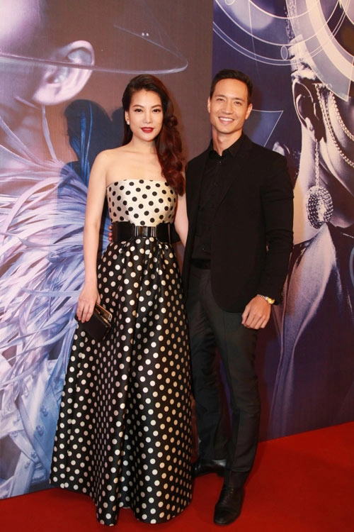 Giáng my giấu kỹ đường cong thanh hằng khoe lưng sexy