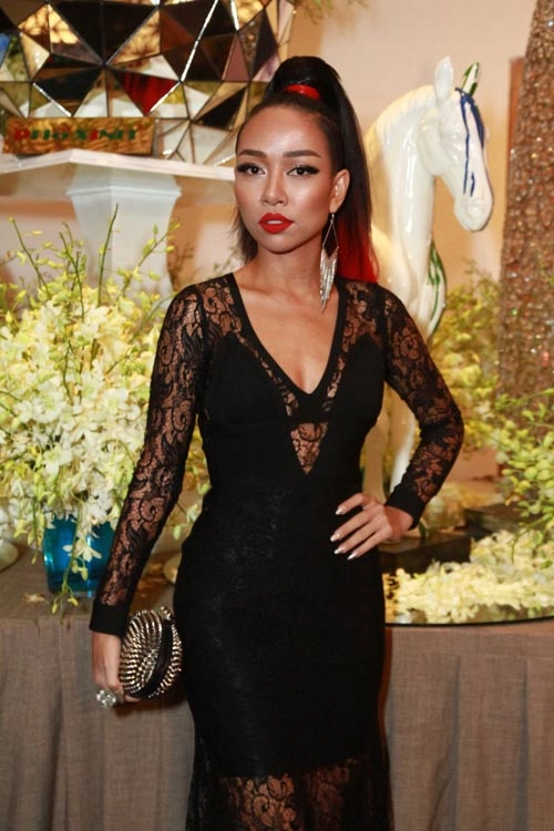 Giáng my giấu kỹ đường cong thanh hằng khoe lưng sexy