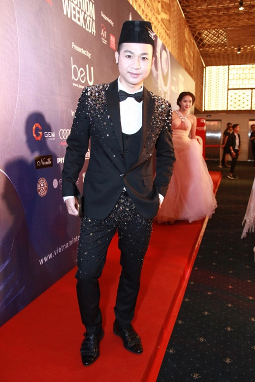 Giáng my giấu kỹ đường cong thanh hằng khoe lưng sexy