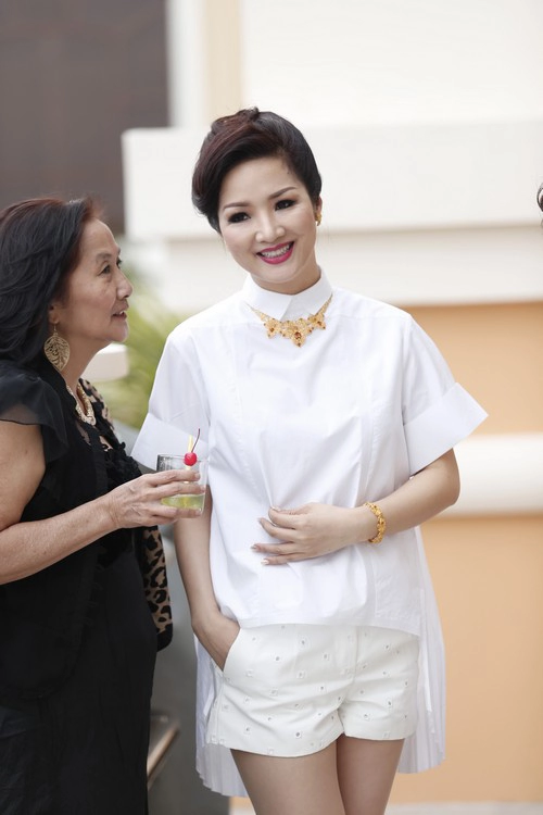 Giáng my quá trẻ với quần short trắng