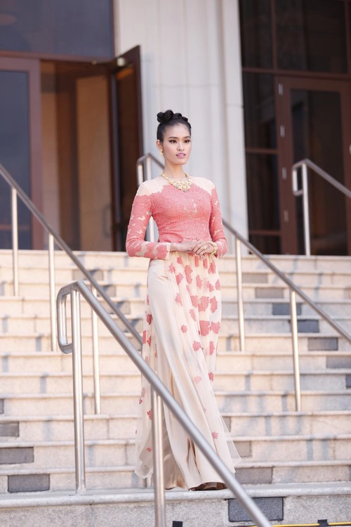 Giáng my quá trẻ với quần short trắng