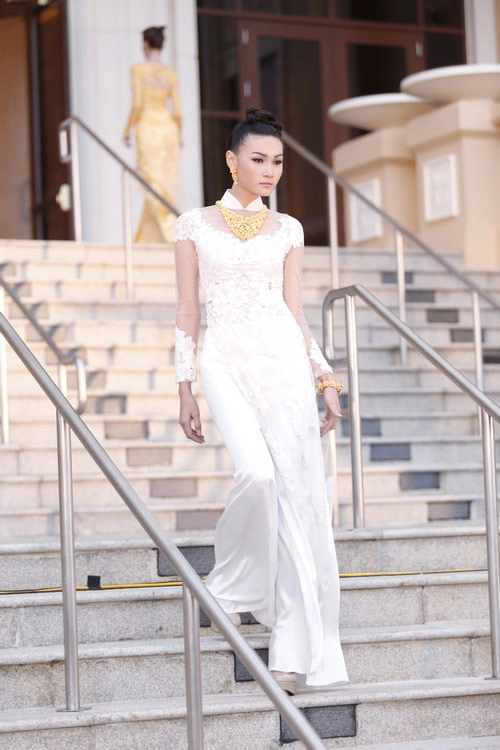Giáng my quá trẻ với quần short trắng