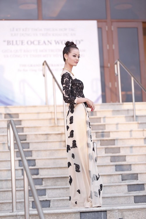 Giáng my quá trẻ với quần short trắng
