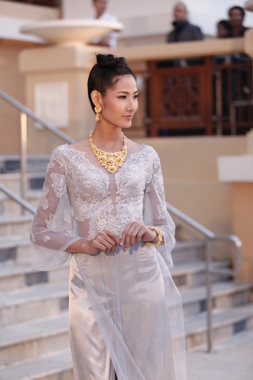 Giáng my quá trẻ với quần short trắng