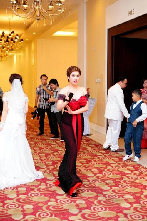 Giật mình vì hồ ngọc hà bỗng dưng mặc xấu