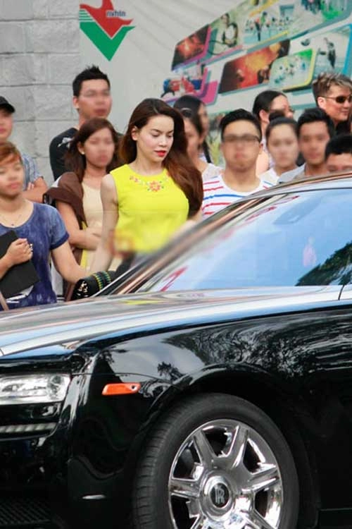 Hà hồ lái rolls-royce ghost đi dự sự kiện