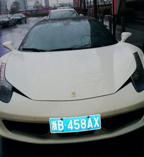 Hàng loạt siêu xe ferrari 458 italia trùng biển số