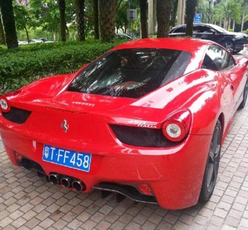 Hàng loạt siêu xe ferrari 458 italia trùng biển số