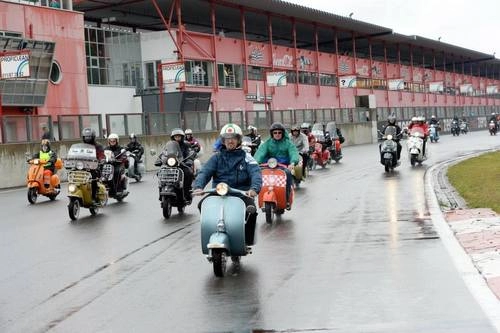  hàng nghìn xe vespa hội tụ tại bỉ 