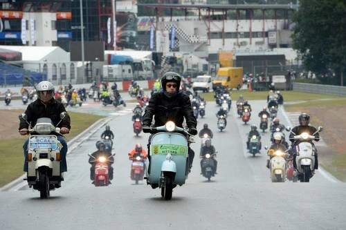  hàng nghìn xe vespa hội tụ tại bỉ 