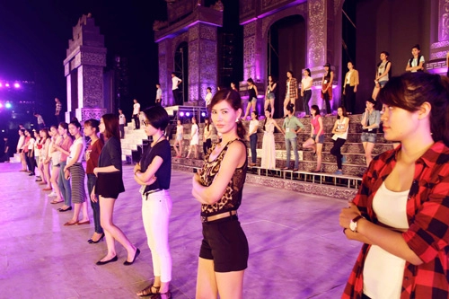 Hậu trường tập catwalk của hoa hậu người mẫu
