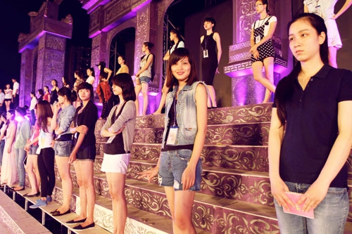Hậu trường tập catwalk của hoa hậu người mẫu